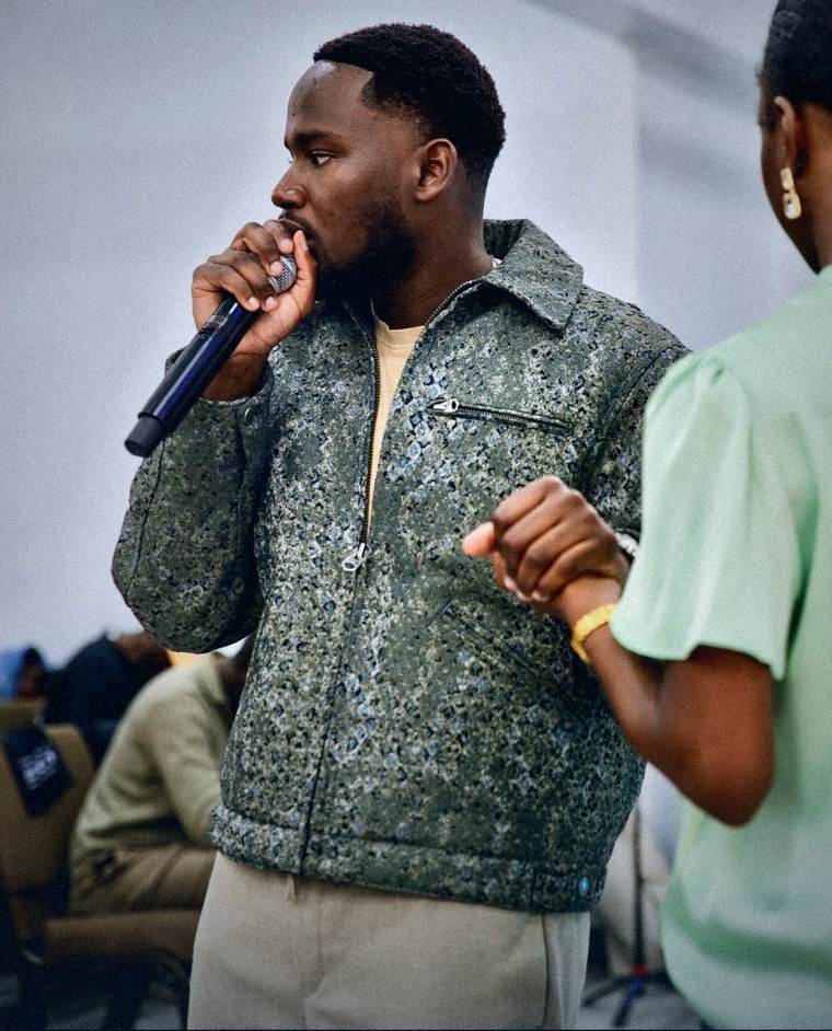 Speaker teaching with a microphone